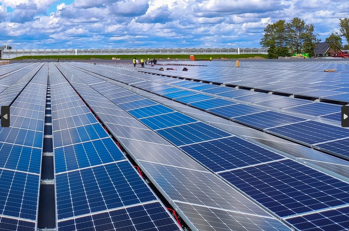 Grande toiture professionnelle équipée de panneaux photovoltaïques